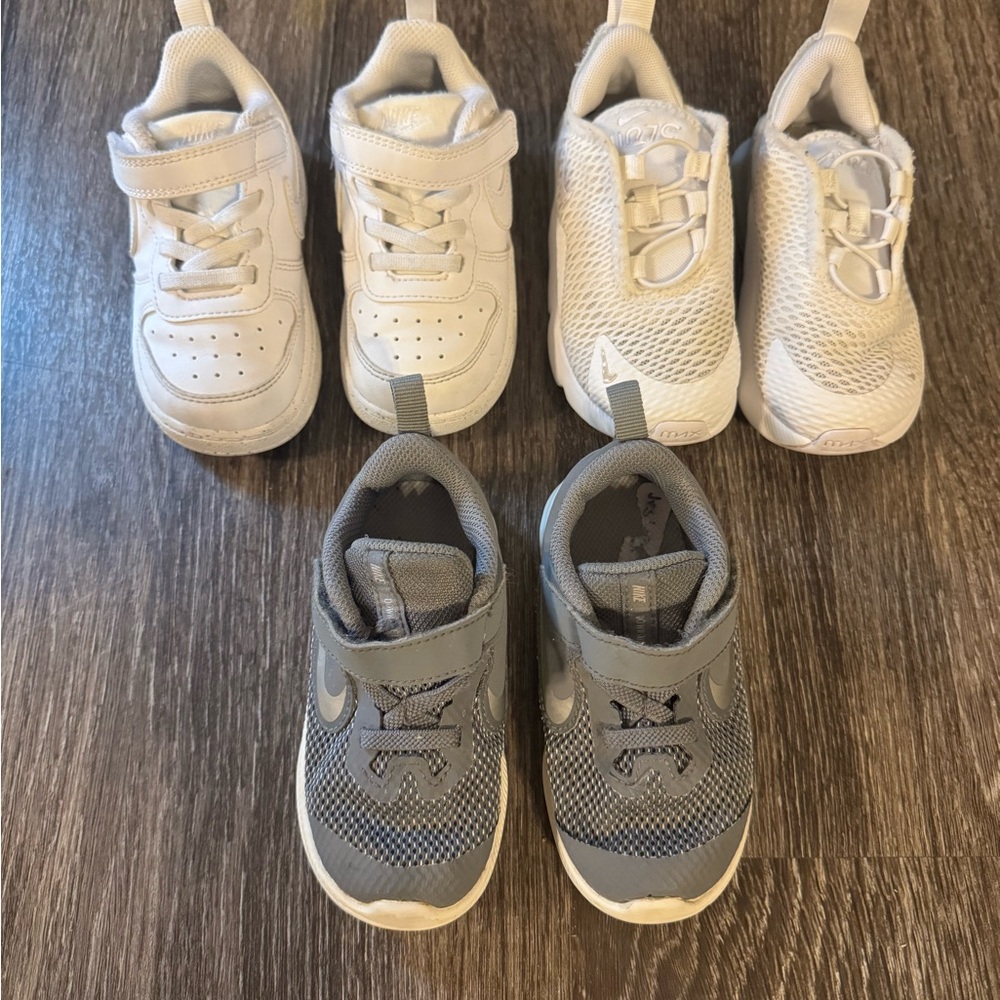 NIKE Boy Toddler White and Gray Athletic Sneakers